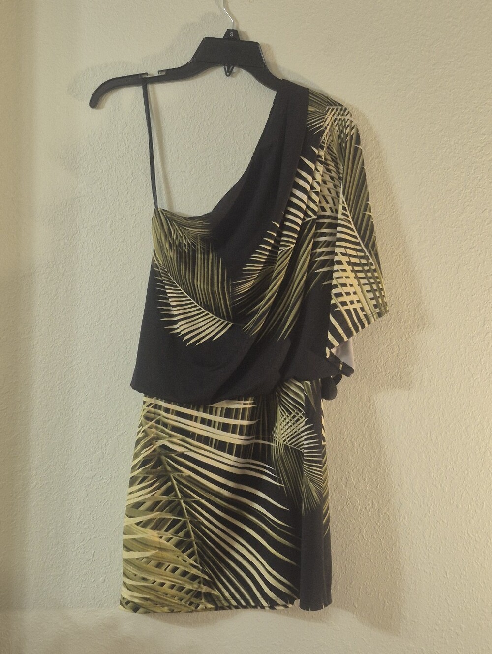 Jessica Simpson Black One-Shoulder Palm-Print Dress